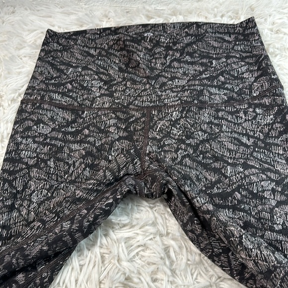 Lululemon Wunder Under Crop HR*Roll Down Scallop Full-On Luxtreme 23" - Picture 2 of 5